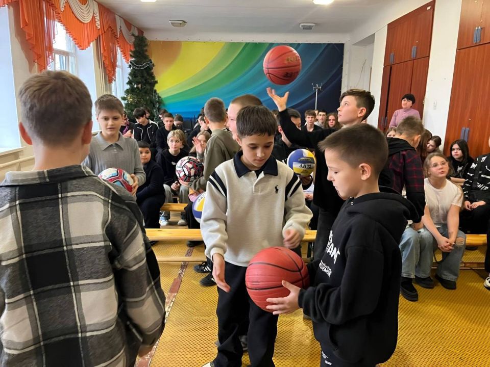 Сотрудники ГУ МВД России по Запорожской области в преддверии нового года поздравили школьников