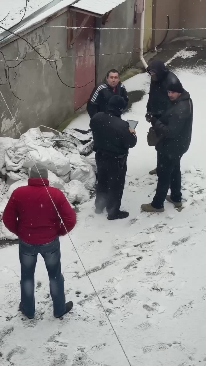 В Одессе мужик с окна своей квартиры увидел как представители ТЦК и полицаи проверяют документы и решил с ними пообщаться