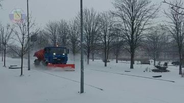 Сегодня коммунальные бригады продолжают бороться со снегом — работы начались с самого утра