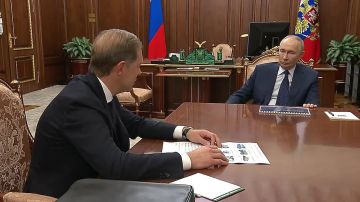 Президент России встретился с первым вице-премьером Денисом Мантуровым