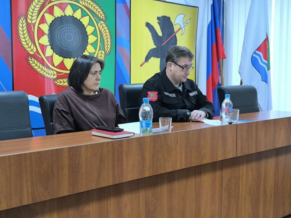 Глава Акимовского муниципального округа Александр Трудоношин провел первое в этом году большое расширенное совещание с аппаратом, Советом депутатов, шеф-регионом, начальниками теротделов, руководителями служб и ведомств