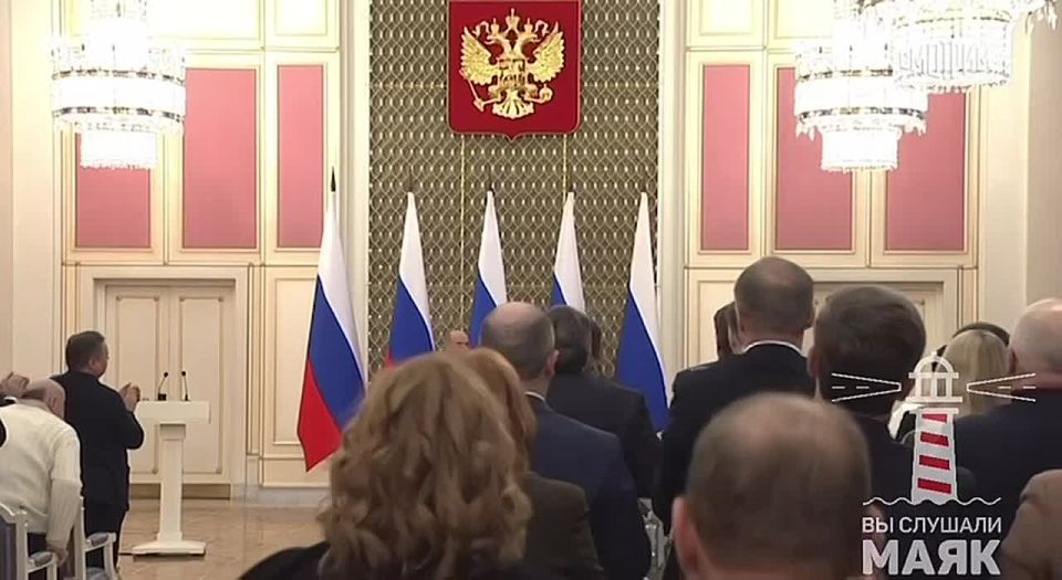 Лауреаты премии Правительства в области СМИ и гости церемонии почтили память погибшего в Запорожской области в результате атаки дрона военкора Семена Еремина