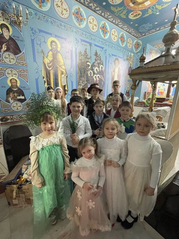 7 января, в день празднования Рождества Христова, в храме Рождества Пресвятой Богородицы пгт Черниговка Черниговского благочиния после Божественной литургии воспитанники воскресной школы под руководством матушки Елены...