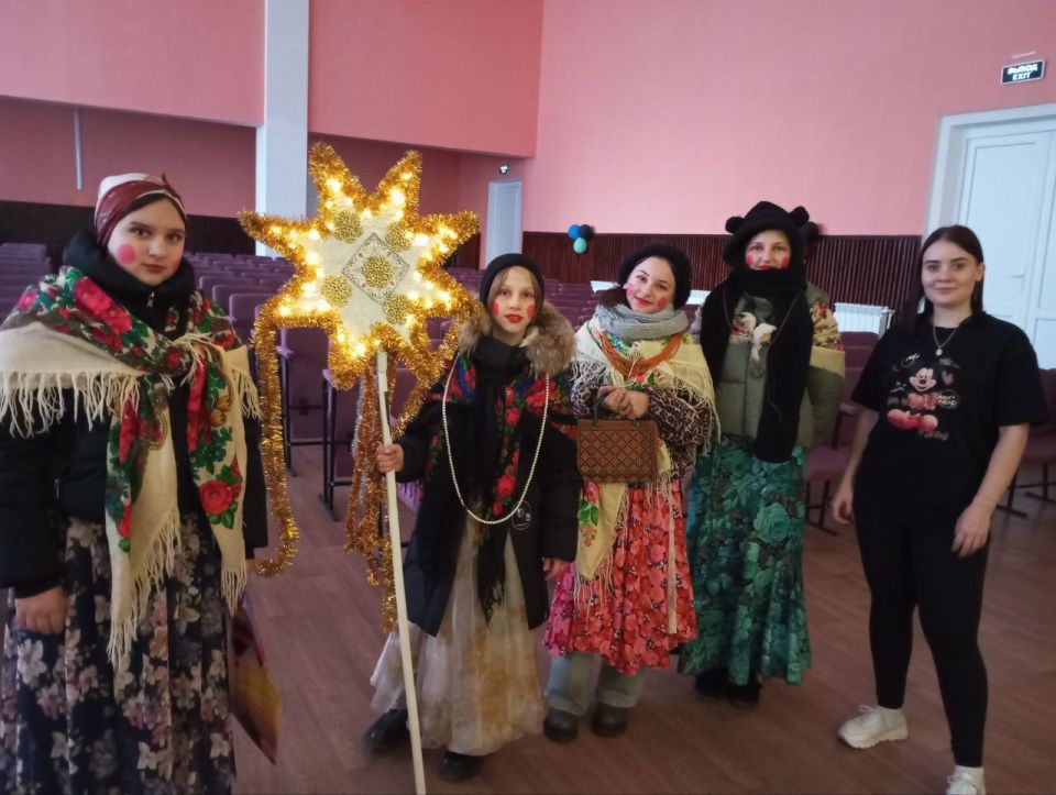 Воспитанники Розовского СДК и Анновского СК традиционно поздравили жителей села своими щедривками