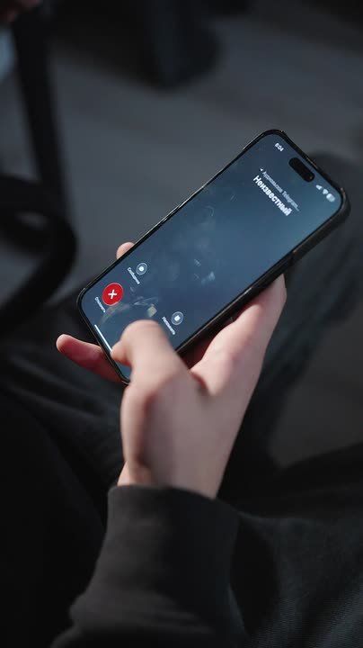 Записали голос — и всё. Хочешь потроллить мошенников по телефону? Будь осторожен: пара фраз — и они украдут твой голос