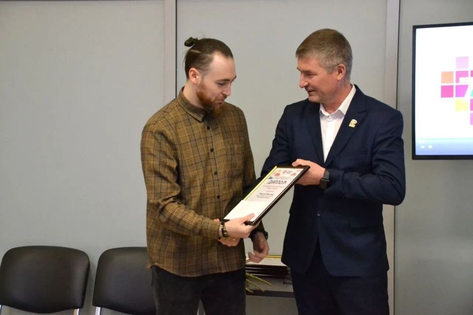 Игорь Гагаринов: Сегодня наградил победителей конкурса «С любовью к Кирово-Чепецку» — искренне рад за каждого, кто своим словом, кадром и репортажем делает наш город ярче и заметнее