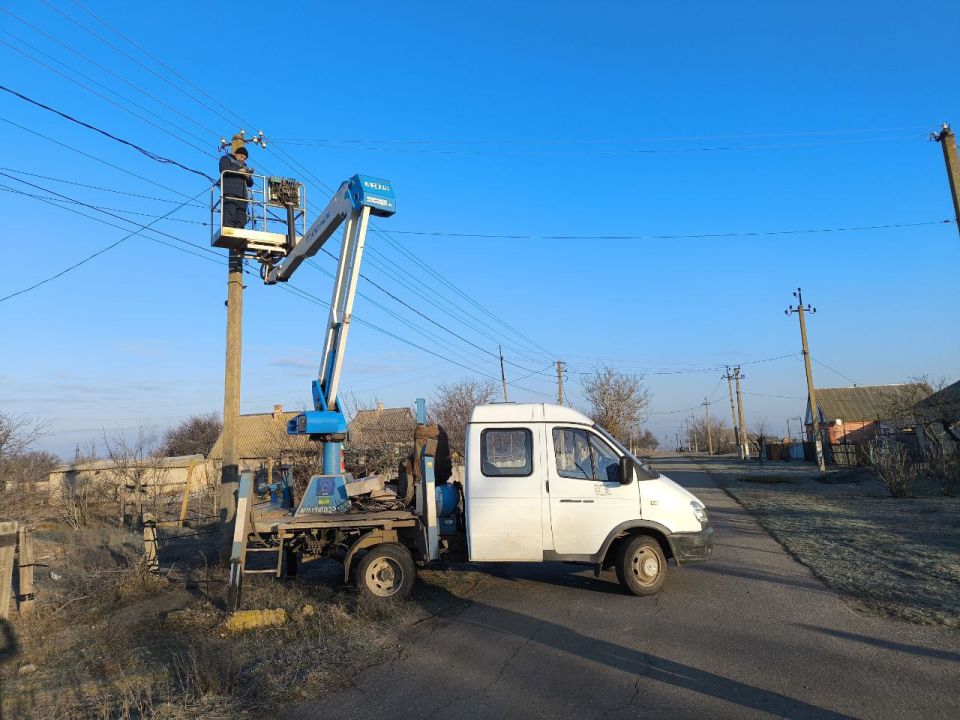 В рамках плановых работ по модернизации сети уличного освещения, специалисты Акимовского ЖКХ совместно с бригадой из Ярославской области осуществляют замену вышедших из строя ламп и монтаж современных светодиодных...