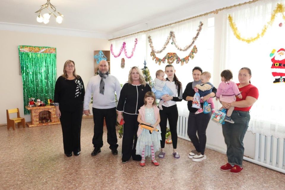 В Бердянске депутат и председатель Совета посетили реабилитационный центр с гуманитарной помощью