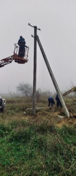 В Акимовском районе специалисты «Запорожьеэнерго» филиала АО «Юго-Западная ЭСК» выполнили замену устаревшей КТП и нескольких опор линии электропередачи