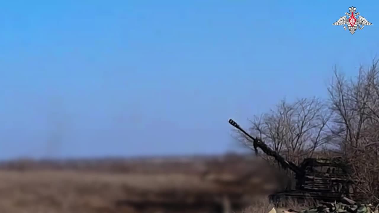 Минобороны России: Расчёты самоходных артиллерийских установок «Мста-С» группировки «Восток» высокоточными боеприпасами «Краснополь» уничтожили укреплённые позиции ВСУ в Запорожской области