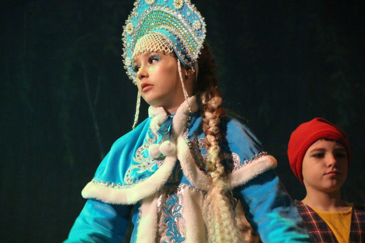 Премьера новогодней сказки «В погоне за подарками» в постановке театральной студии «Серебро» прошла в Областном центре искусств и народного творчества