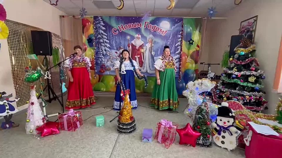 Святки — зимние народные праздники, которые продолжаются 12 дней от Рождества Христова (7 января) до Крещения Господня (19 января)