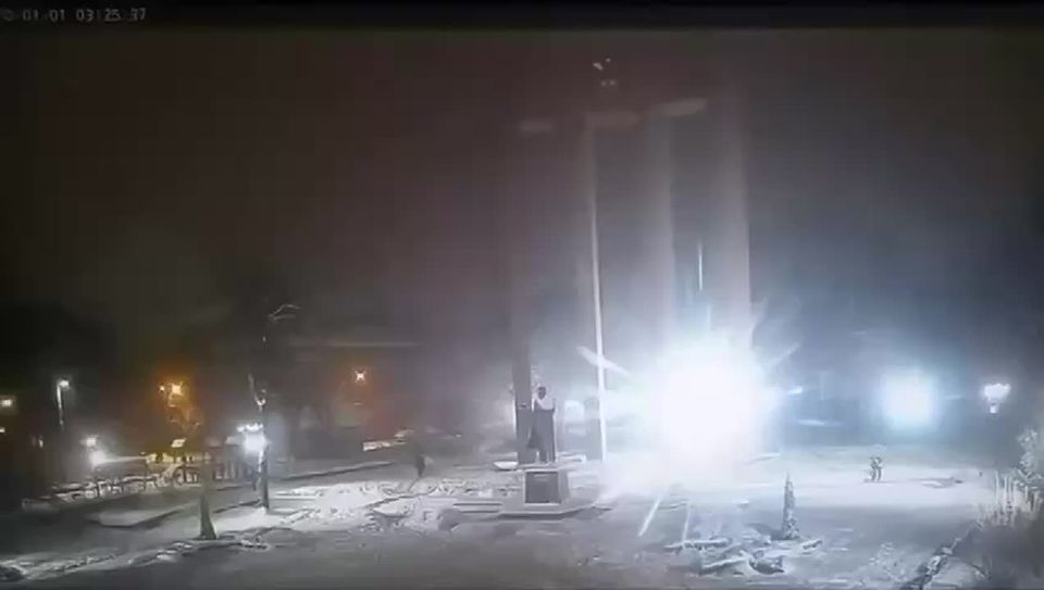 Во Львове ночью дрон упал на площадку возле памятника Степана Бандеры