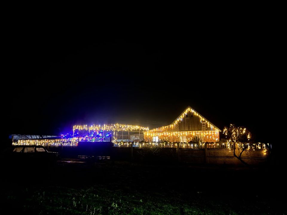 Замыкают наш конкурс на лучшее оформление фасадов Николай, Светлана, Юрий, Федор, Виталий, Татьяна и Павел