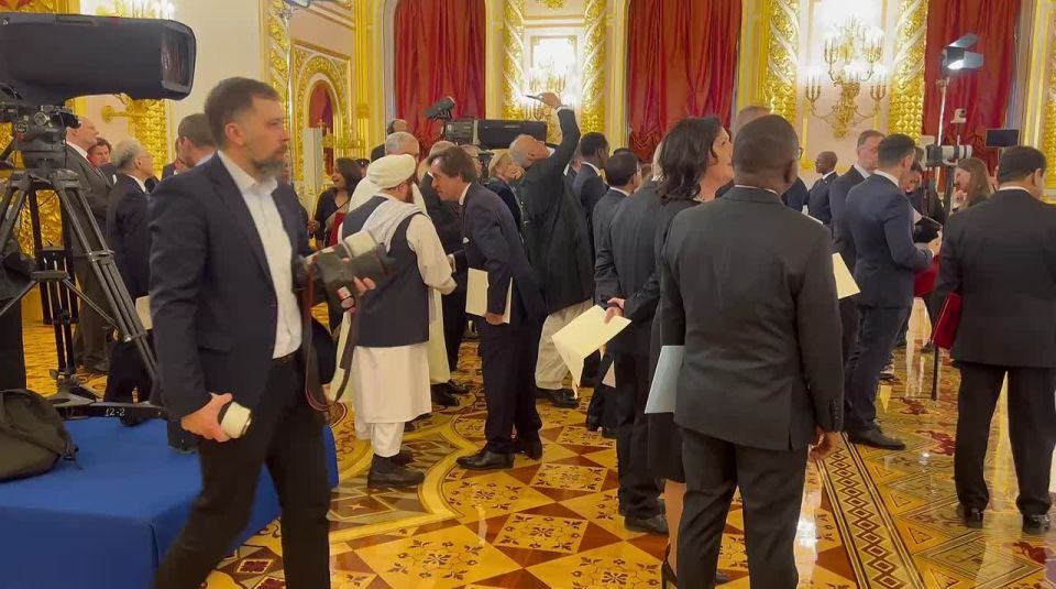 Владимир Рогов: В Александровском зале Большого Кремлёвского дворца начали собираться послы, находящиеся в РФ