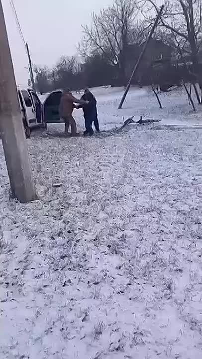 В Полтавской области представители ТЦК не проверив документы забрызгали газом и начали тянуть в машину мужика