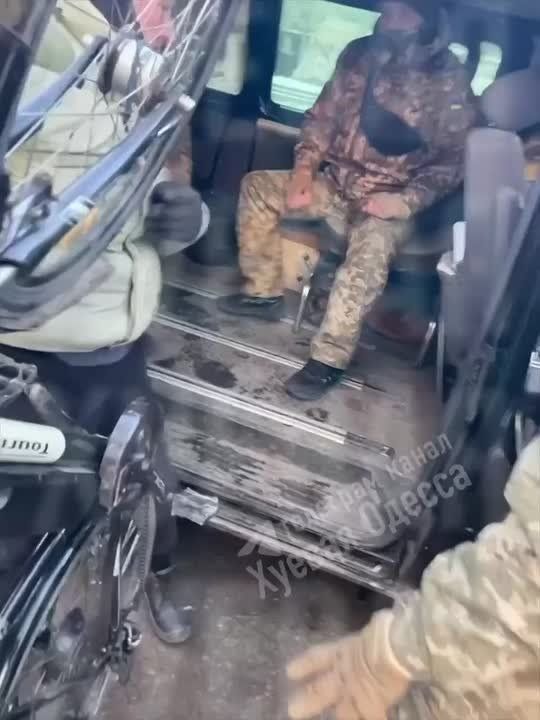 Людоловы поймали деда и хотели упаковать с собой, но поняли, что по возрасту ошиблись