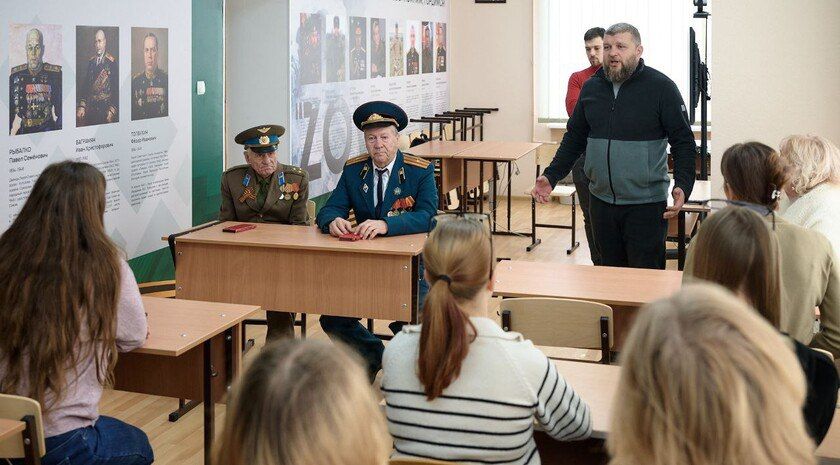 Студенты АГПУ пообщались с представителями Союза советских офицеров