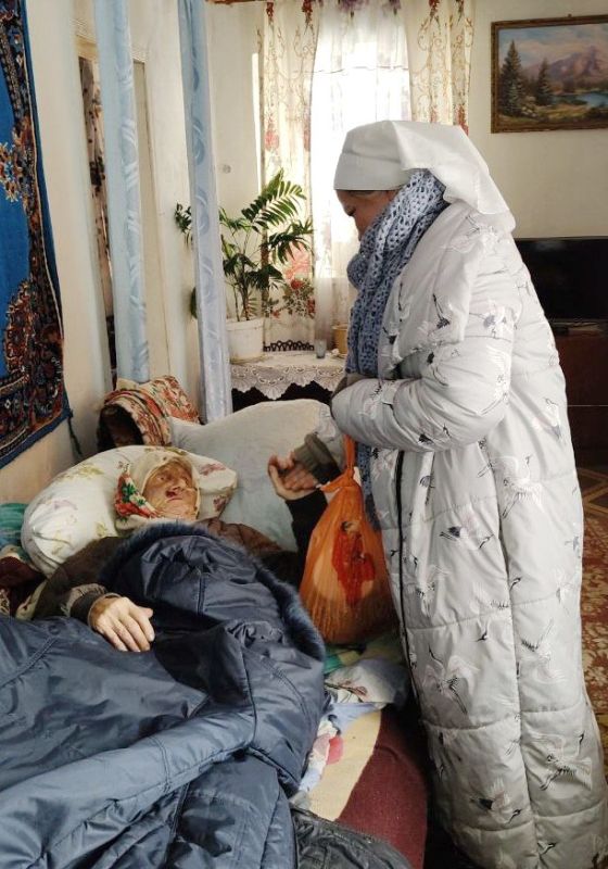 Сегодня, в Крещенский сочельник добровольцы Патриаршей гуманитарной миссии пришли на помощь одиноким людям преклонного возраста Токмакского муниципального округа