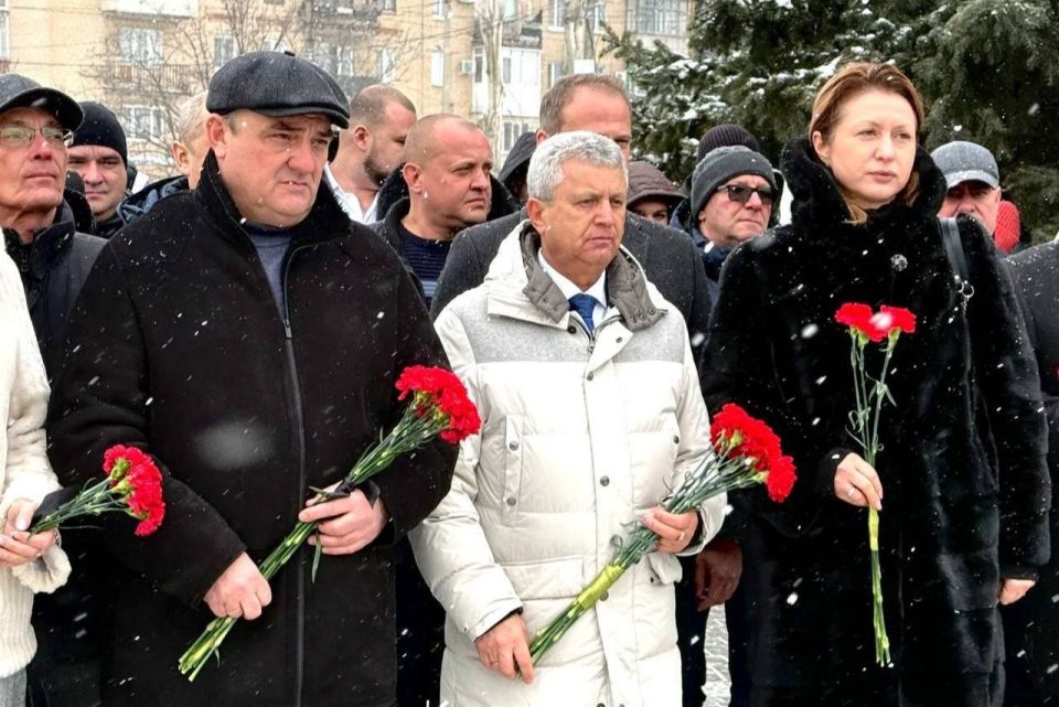 Виктор Емельяненко: Принял участие в торжественной церемонии возложения цветов к памятнику Богдану Хмельницкому, посвященной 372-й годовщине Переяславской Рады