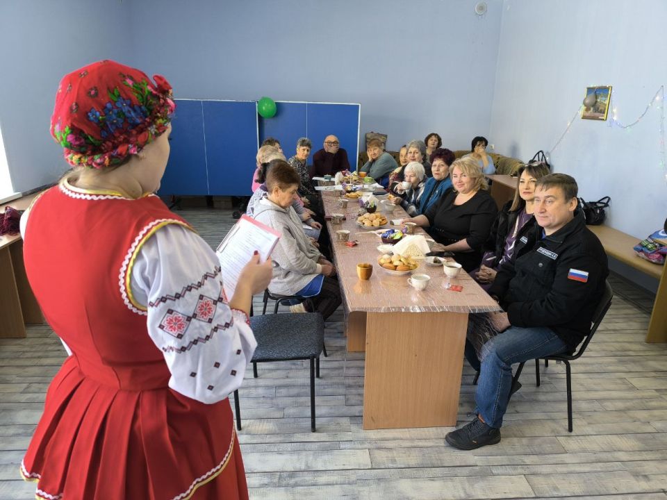 Тепло души в крещенские морозы подарили своим старшим товарищам культработники Акимовской центральной библиотеки и дома культуры