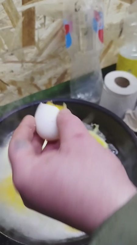 Как там у Вас дома тепло? А у нас Ярыч и Микки решили всех побаловать на завтрак яичницей НО есть нюанс.