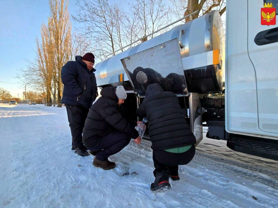 На протяжении понедельника работники МБУ "Парки и скверы" обеспечивали технической водой горожан, у которых временно отсутствует водоснабжение