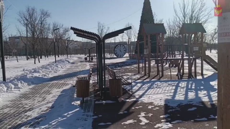 Коммунальные работники учреждения "Парки и скверы" продолжают устранять последствия зимней непогоды на территории Приморского муниципального округа