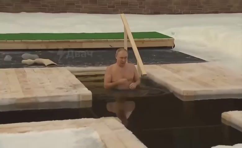 Президент России принял участие в крещенских купаниях