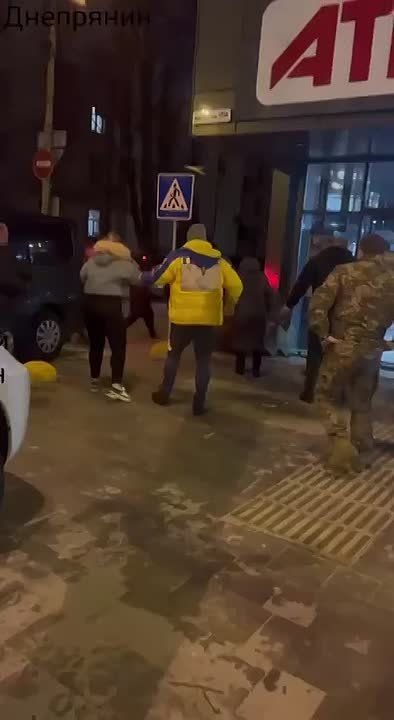 В Днепре сотрудники ТЦК толкнули бабушку, после чего она упала и потеряла сознание