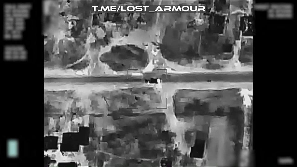 Барражирующий боеприпас "Ланцет" срывает эвакуацию подбитой бронемашины ВСУ в районе н.п. Новое Поле, Запорожской области