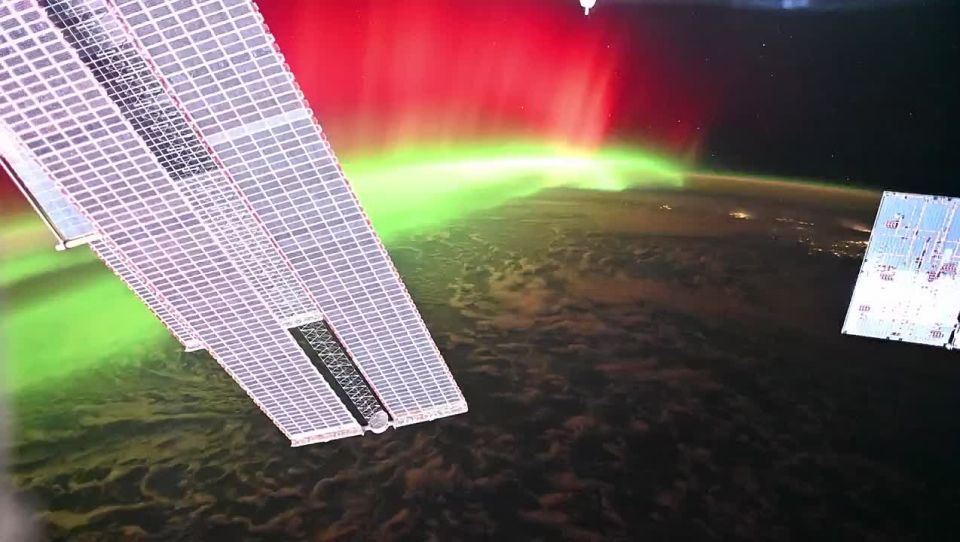 Космонавты МКС показали невероятное полярное сияние