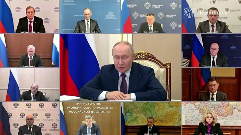 Федеральные и местные власти должны быть обязательно готовы к сильным морозам и возвращению снегопадов - предупредил Президент России Владимир Путин на совещании с правительством