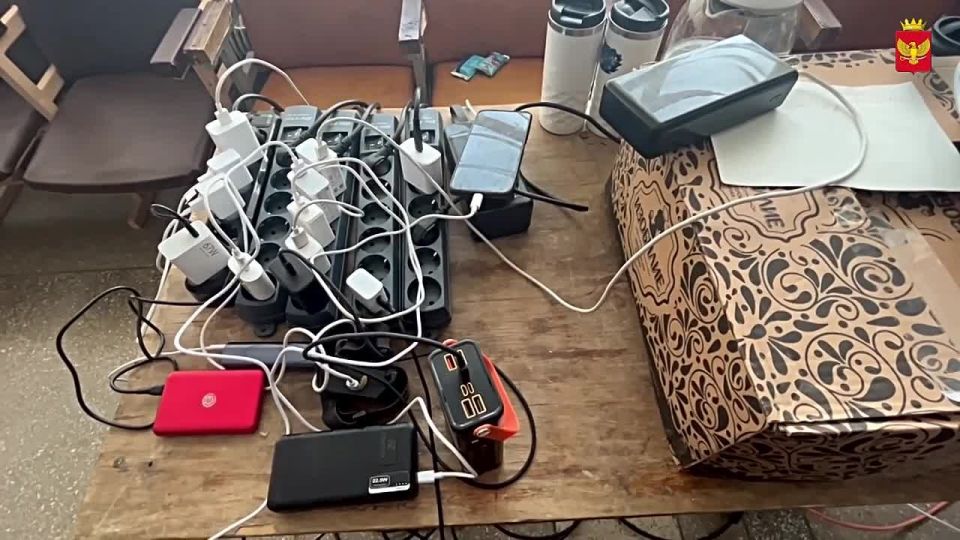 В городском Доме культуры круглосуточно функционирует пункт, в котором горожане могут зарядить гаджеты, набрать техническую и питьевую воду, выпить горячего чаю