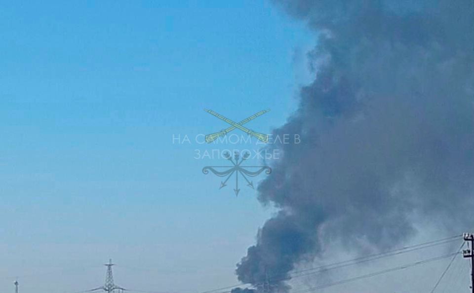 В городе Запорожье взрывы. Столб дыма после последнего взрыва виден в разных районах города