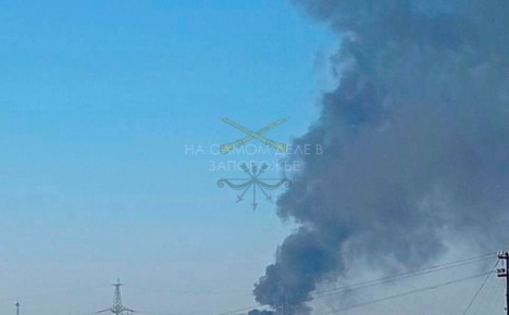 В городе Запорожье взрывы. Столб дыма после последнего взрыва виден в разных районах города