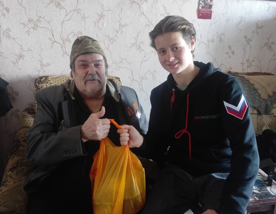 Связь поколений: активисты «Юг Молодой» навестили ветерана в Днепрорудном