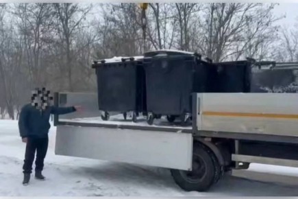 Работник запорожского предприятия украл и продал мусорные контейнеры