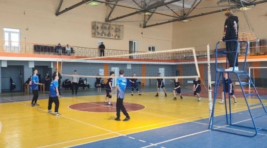 В Токмаке завершились городские соревнования по волейболу среди школьных команд