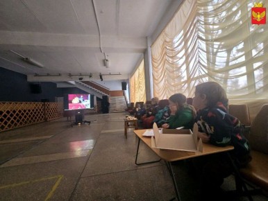 В Приморске на базе городского Дома культуры уже несколько дней функционирует пункт обогрева, где горожане могут зарядить гаджеты, выпить горячего чаю со сладостями, набрать техническую и питьевую воду