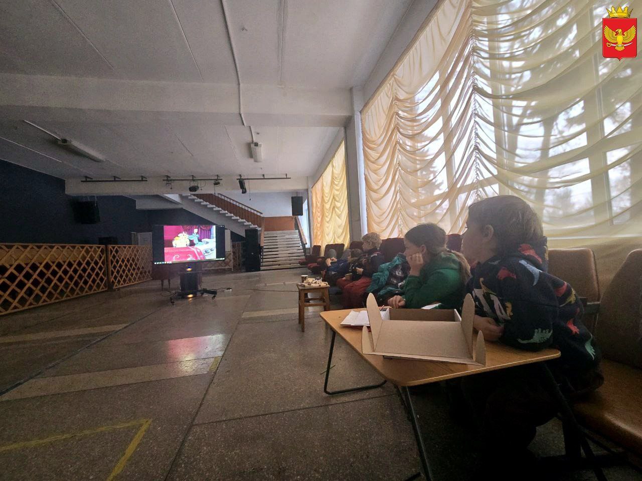 В Приморске на базе городского Дома культуры уже несколько дней функционирует пункт обогрева, где горожане могут зарядить гаджеты, выпить горячего чаю со сладостями, набрать техническую и питьевую воду
