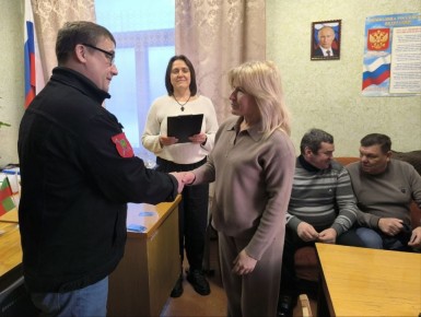 Акимовское отделение «Единой России» приняло 12 новых членов из села Владимир