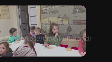 Сегодня в Детском музейном центре ДК "Горняк" прошёл увлекательный мастер-класс по изготовлению кормушек для птичек!