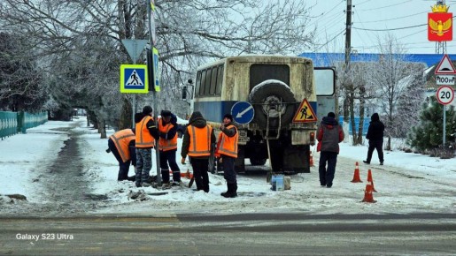 Работники ДЭУ ГУП АЗО города Бердянск продолжают проводить цикл плановых дорожных работ на территории Приморска