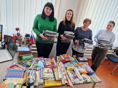 В васильевскую школу доставили подарки из Карелии