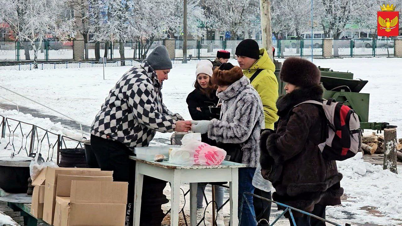 На стадионе "Олимпиец" в Приморске второй день угощают вкусными горячими обедами повара полевой кухни, развернутой там по инициативе председателя Приморского окружного Совета депутатов Никиты Комелова