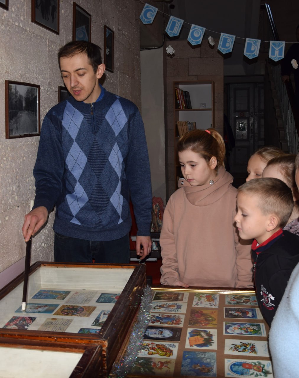 В Токмакском краеведческом музее проходит тематическая выставка почтовых рождественских и новогодних открыток от начала до 80-х годов прошлого века