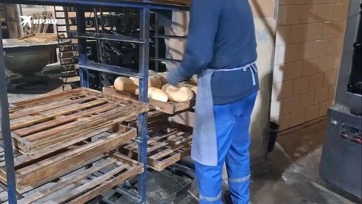 Частичка домашнего тепла: Жительница Запорожской области печет хлеб для защитников Родины