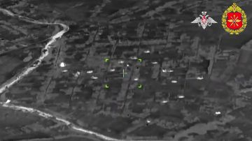 Минобороны России: 00:00 Расчеты РСЗО «Град» 121-го мотострелкового полка 68-й Севастопольской мотострелковой дивизии группировки войск «Запад» сорвали подвоз боеприпасов и материальных средств, а также ротацию подразделений...