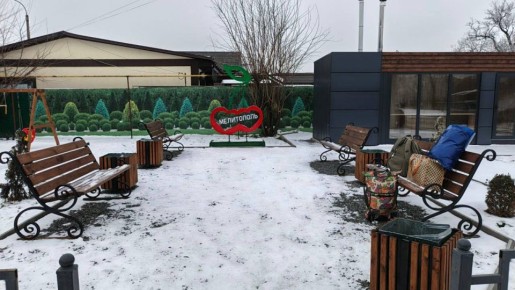 На автостанции 1 Мелитополя оборудовали место с лавочками возле парковки такси